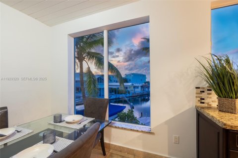 House in Tavernier, Florida 4 bedrooms, 291.71 sq.m. № 1987757 - photo 16