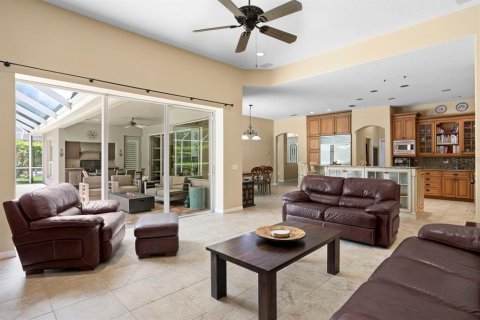 House in Tampa, Florida 5 bedrooms, 330.27 sq.m. № 1798540 - photo 15