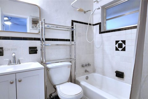 Condo in Hollywood, Florida, 1 bedroom  № 1977482 - photo 13