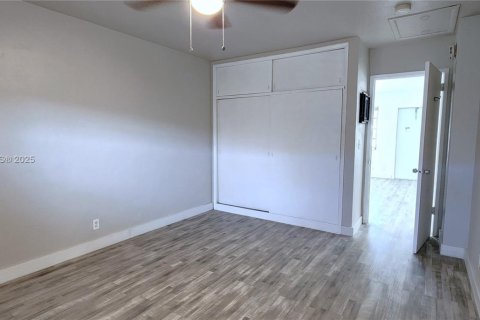 Condo in Hollywood, Florida, 1 bedroom  № 1977482 - photo 11