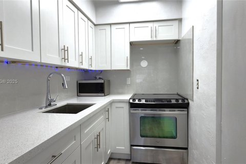 Condo in Hollywood, Florida, 1 bedroom  № 1977482 - photo 1