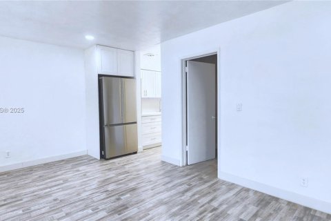 Condo in Hollywood, Florida, 1 bedroom  № 1977482 - photo 7