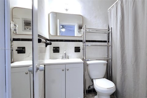 Condo in Hollywood, Florida, 1 bedroom  № 1977482 - photo 12