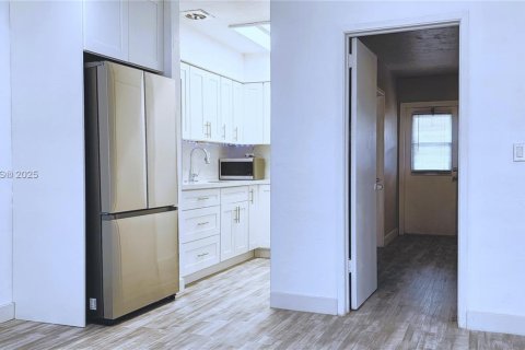 Condo in Hollywood, Florida, 1 bedroom  № 1977482 - photo 4