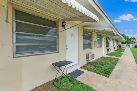 Condo in Hollywood, Florida, 1 bedroom  № 1977482 - photo 15