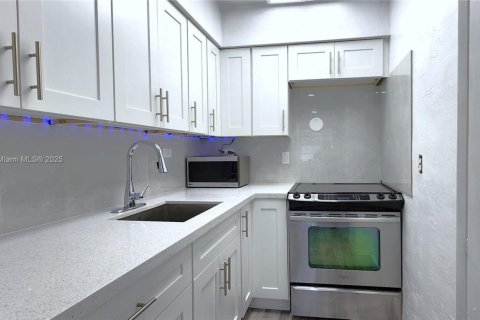 Condo in Hollywood, Florida, 1 bedroom  № 1977482 - photo 2