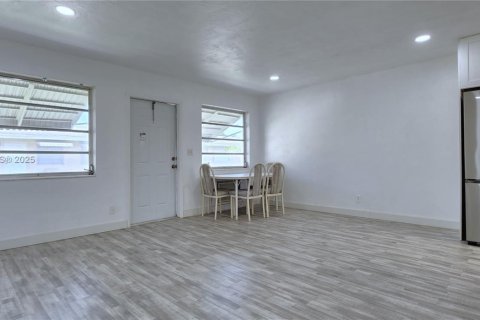 Condo in Hollywood, Florida, 1 bedroom  № 1977482 - photo 6