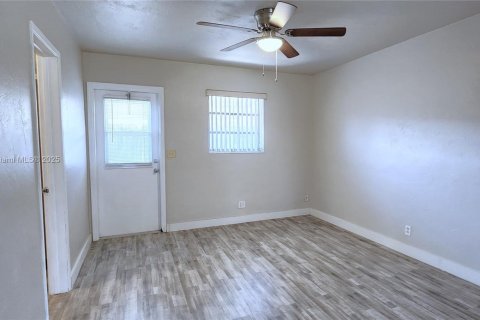 Condo in Hollywood, Florida, 1 bedroom  № 1977482 - photo 10