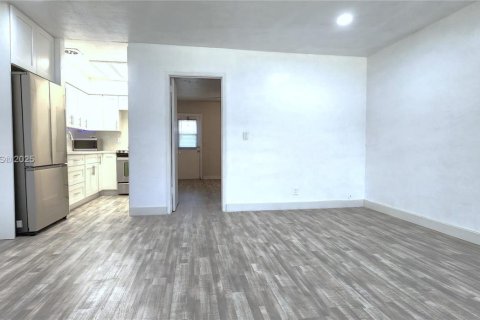 Condo in Hollywood, Florida, 1 bedroom  № 1977482 - photo 5