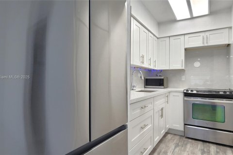 Condo in Hollywood, Florida, 1 bedroom  № 1977482 - photo 3