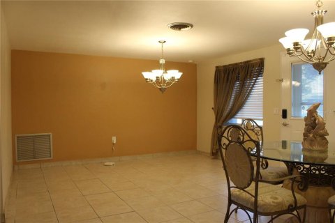 House in New Port Richey, Florida 3 bedrooms, 118.17 sq.m. № 1908925 - photo 6