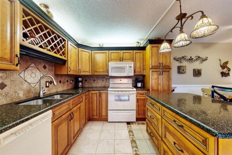 Townhouse in New Smyrna Beach, Florida 3 bedrooms, 161.28 sq.m. № 2299470 - photo 8