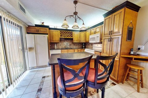 Townhouse in New Smyrna Beach, Florida 3 bedrooms, 161.28 sq.m. № 2299470 - photo 10