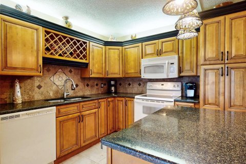 Townhouse in New Smyrna Beach, Florida 3 bedrooms, 161.28 sq.m. № 2299470 - photo 9