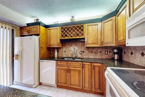 Townhouse in New Smyrna Beach, Florida 3 bedrooms, 161.28 sq.m. № 2299470 - photo 6