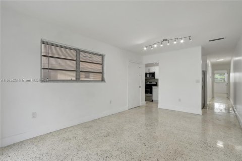 Villa ou maison à louer à Miami, Floride: 2 chambres, 321.63 m2 № 1974687 - photo 5