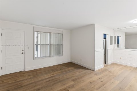 Condo in Key Biscayne, Florida, 1 bedroom  № 1820019 - photo 14