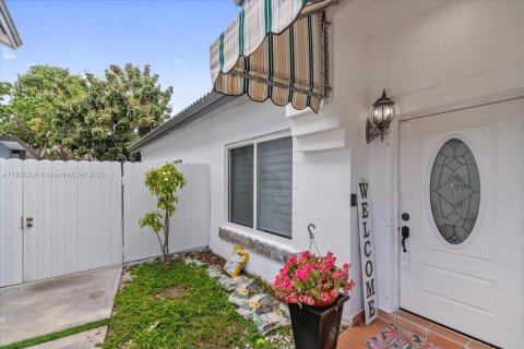 Casa en venta en Miami Gardens, Florida, 4 dormitorios, 153.47 m2 № 1799404 - foto 11