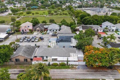 Casa en venta en Miami Gardens, Florida, 4 dormitorios, 153.47 m2 № 1799404 - foto 6