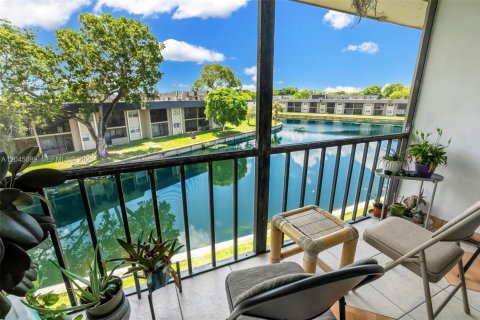 Condo in Tamarac, Florida, 1 bedroom  № 2248203