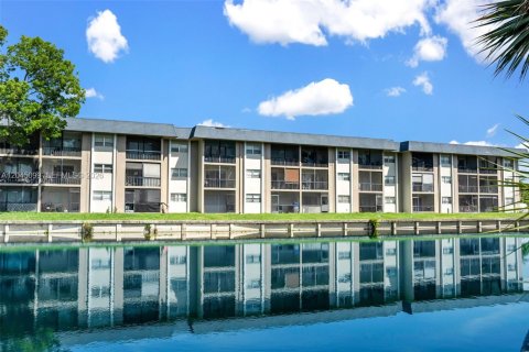 Copropriété à vendre à Tamarac, Floride: 1 chambre, 69.68 m2 № 2248203 - photo 2