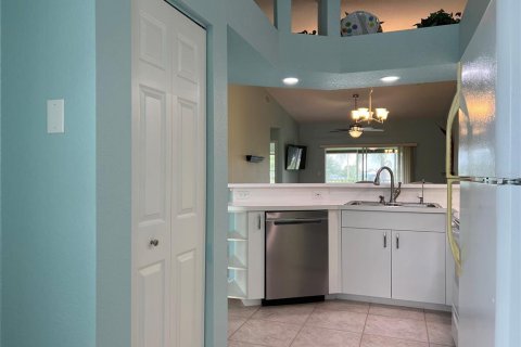 Condo in North Port, Florida, 2 bedrooms № 2148474 - photo 13