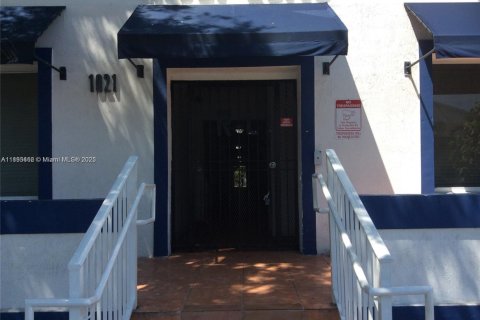 Condo in Miami, Florida, 2 bedrooms  № 1945831 - photo 11