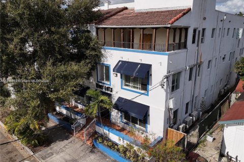Condo in Miami, Florida, 2 bedrooms  № 1945831 - photo 1