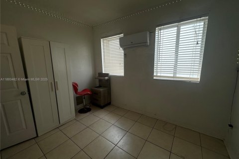 Condo in Miami, Florida, 2 bedrooms  № 1945831 - photo 17