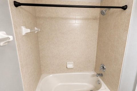 Townhouse in Sarasota, Florida 3 bedrooms, 164.99 sq.m. № 2204649 - photo 28