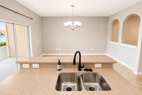 Townhouse in Sarasota, Florida 3 bedrooms, 164.99 sq.m. № 2204649 - photo 9
