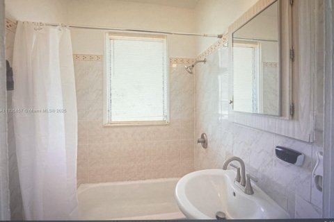 Снять в аренду виллу или дом в Корал-Гейблс, Флорида 1 спальня, 68.28м2, № 1935047 - фото 14