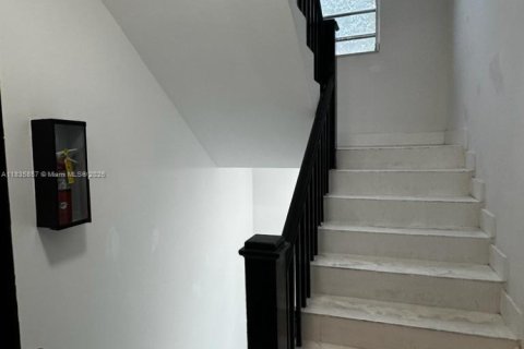 Снять в аренду виллу или дом в Корал-Гейблс, Флорида 1 спальня, 68.28м2, № 1935047 - фото 6