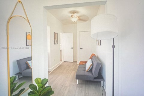 Снять в аренду виллу или дом в Корал-Гейблс, Флорида 1 спальня, 68.28м2, № 1935047 - фото 11