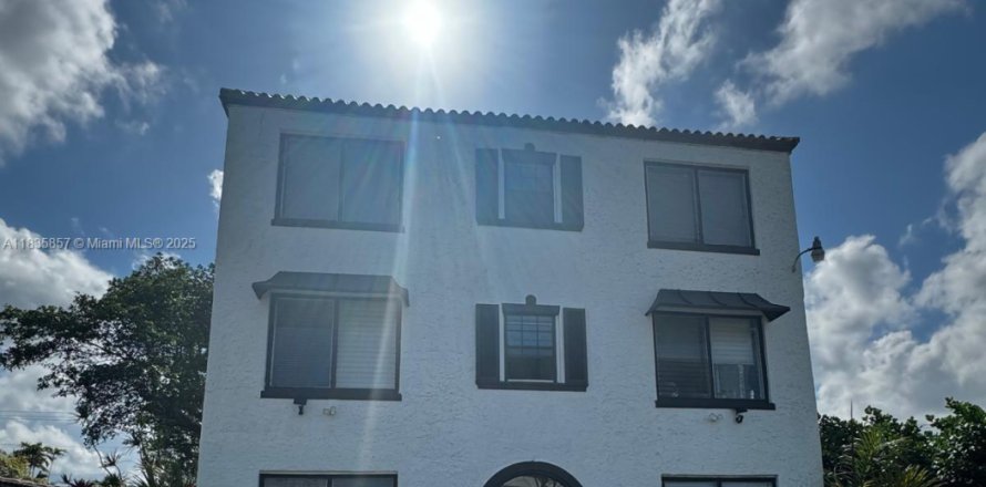 Дом в Корал-Гейблс, Флорида 1 спальня, 68.28м2 № 1935047