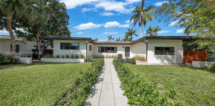 Дом в Майами-Шорс, Флорида 3 спальни, 182.55м2 № 2047740