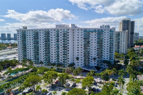 Купить кондоминиум в Санни-Айлс-Бич, Флорида 1 спальня, 93.37м2, № 2025713 - фото 28