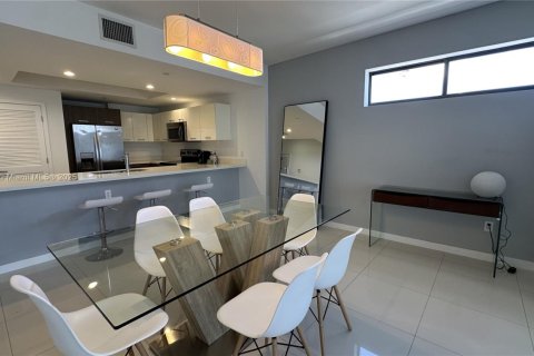 Copropriété à vendre à Bay Harbor Islands, Floride: 2 chambres, 123 m2 № 2020521 - photo 15