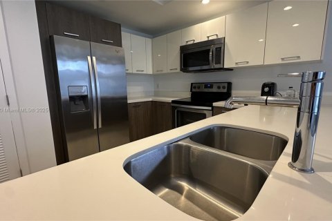 Copropriété à vendre à Bay Harbor Islands, Floride: 2 chambres, 123 m2 № 2020521 - photo 6