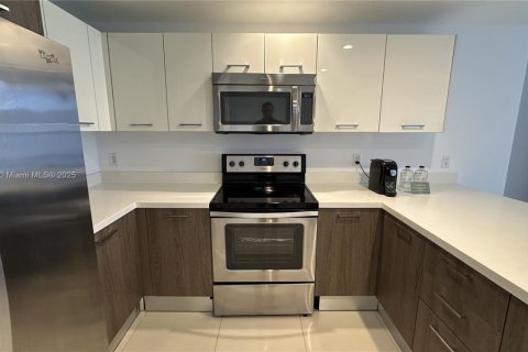 Copropriété à vendre à Bay Harbor Islands, Floride: 2 chambres, 123 m2 № 2020521 - photo 4