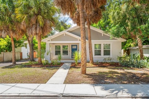 House in Saint Petersburg, Florida 3 bedrooms, 116.31 sq.m. № 2313102