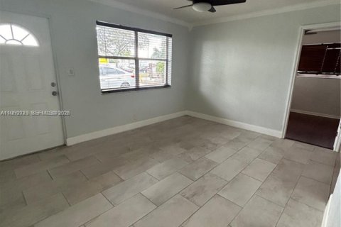 House in Hollywood, Florida 4 bedrooms, 119.75 sq.m. № 2030722 - photo 5