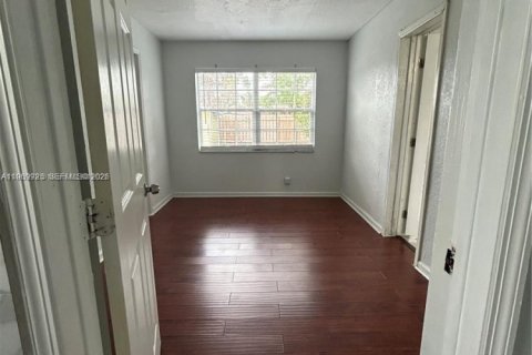 House in Hollywood, Florida 4 bedrooms, 119.75 sq.m. № 2030722 - photo 13