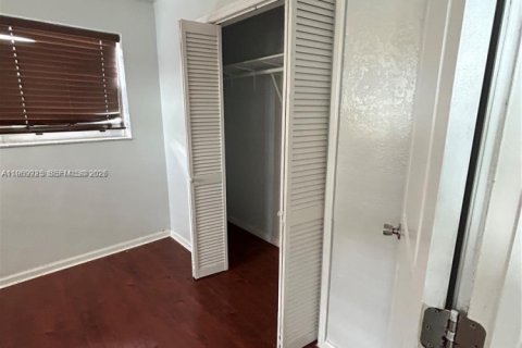 House in Hollywood, Florida 4 bedrooms, 119.75 sq.m. № 2030722 - photo 11