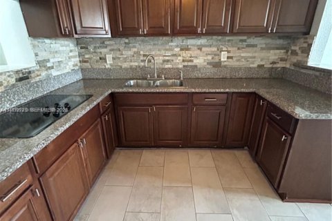 House in Hollywood, Florida 4 bedrooms, 119.75 sq.m. № 2030722 - photo 19