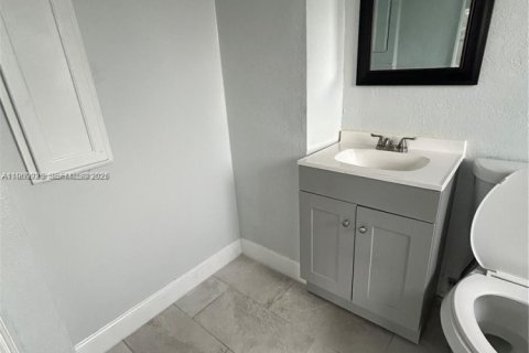 House in Hollywood, Florida 4 bedrooms, 119.75 sq.m. № 2030722 - photo 21