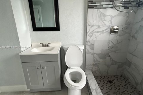 House in Hollywood, Florida 4 bedrooms, 119.75 sq.m. № 2030722 - photo 20