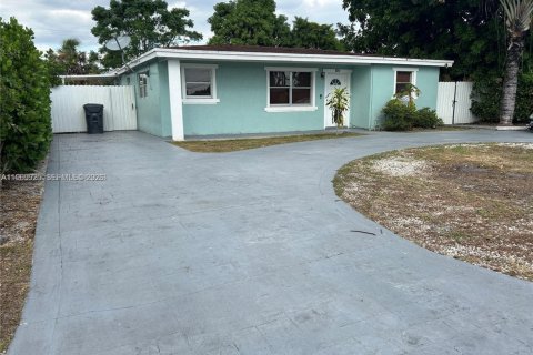 House in Hollywood, Florida 4 bedrooms, 119.75 sq.m. № 2030722