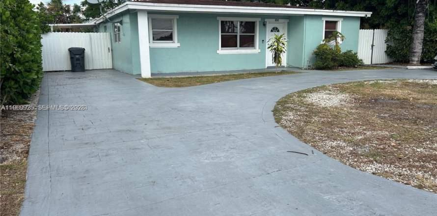 House in Hollywood, Florida 4 bedrooms, 119.75 sq.m. № 2030722