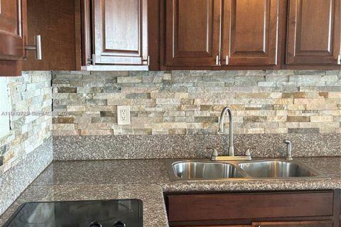 House in Hollywood, Florida 4 bedrooms, 119.75 sq.m. № 2030722 - photo 17